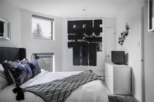 The Modern Whistler Apartment - Ski-in ski-out in Whistler, Canada
