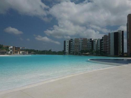 departamento en Cancun con 7 albercas tipo playa y laguna