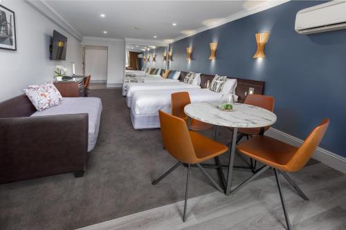 Hyde Park Inn - image 9