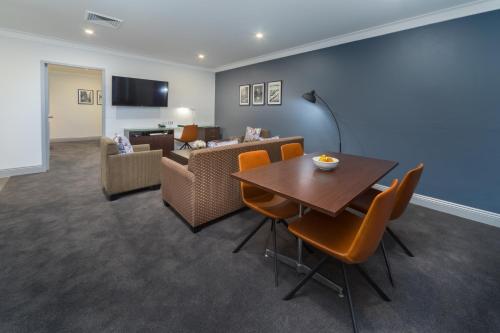 Hyde Park Inn - image 13