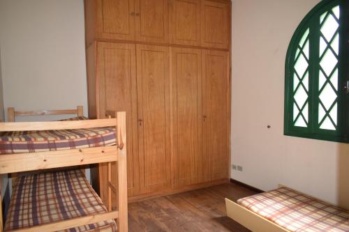 1 twin bed, 1 bunk bed