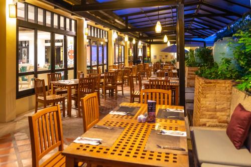 Restaurant, Seaview Resort Khao Lak in Khao Lak