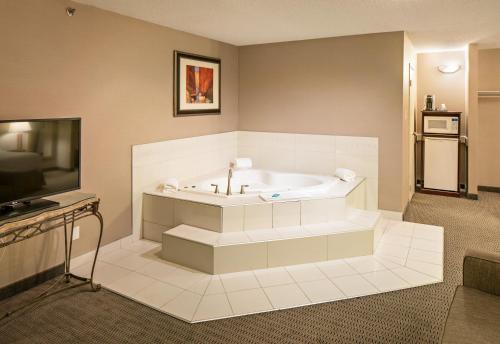 King Suite with Jacuzzi - Non-Smoking