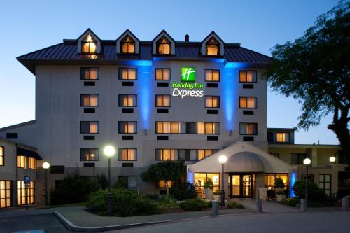 Holiday Inn Express Boston-Waltham, an IHG Hotel