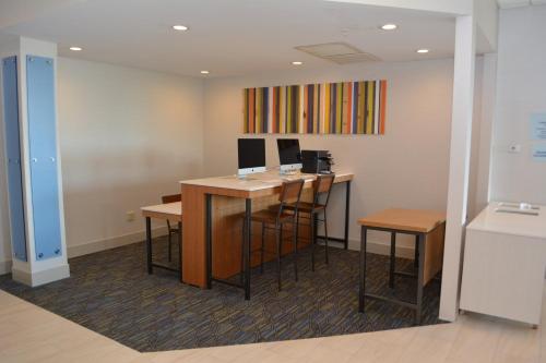 Holiday Inn Express & Suites Waterville - North, an IHG Hotel