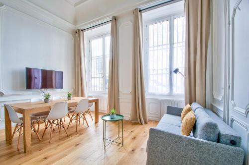 21Royale near Maison des Canuts