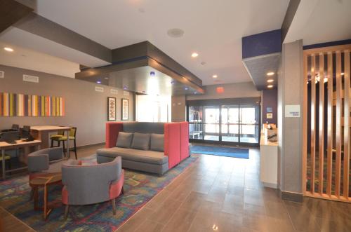 Holiday Inn Express & Suites Oklahoma City Mid - Arpt Area