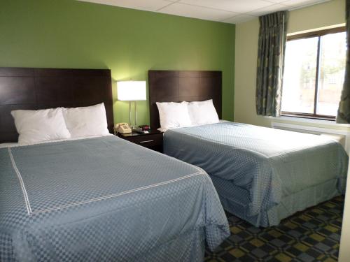 Travelodge by Wyndham Cleveland Lakewood