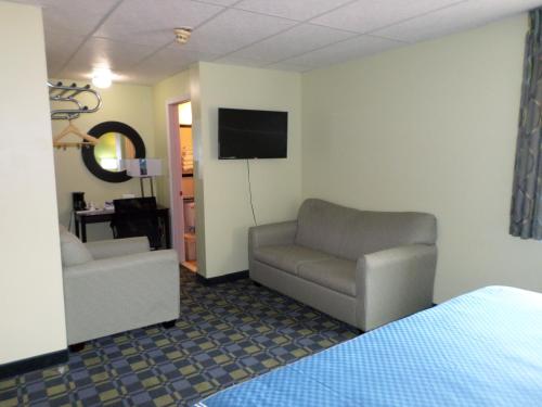 Travelodge by Wyndham Cleveland Lakewood