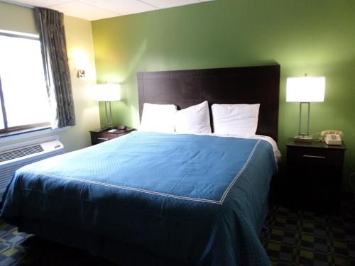 Travelodge by Wyndham Cleveland Lakewood