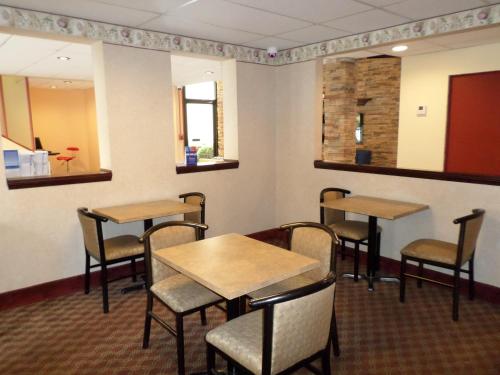 Travelodge by Wyndham Cleveland Lakewood