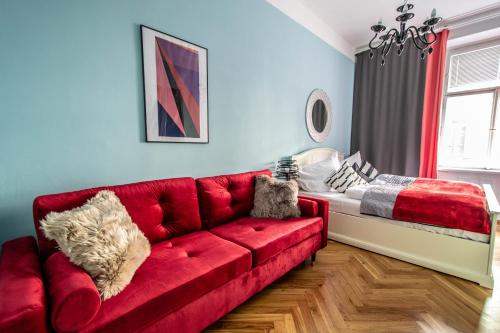 Colorful 3BDR Apartment in Old Town