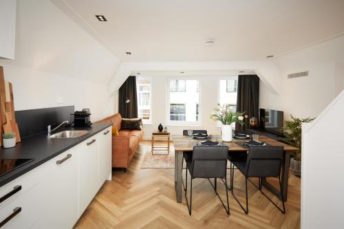 Damrak Short Stay Amsterdam - image 10