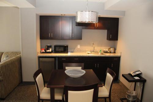 Holiday Inn and Suites East Peoria an IHG Hotel - main image