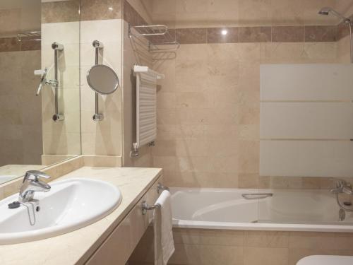 Aparthotel Campus Aparthotel Campus is perfectly located for both business and leisure guests in Oviedo. The hotel has everything you need for a comfortable stay. Facilities like 24-hour front desk, luggage storage, fa