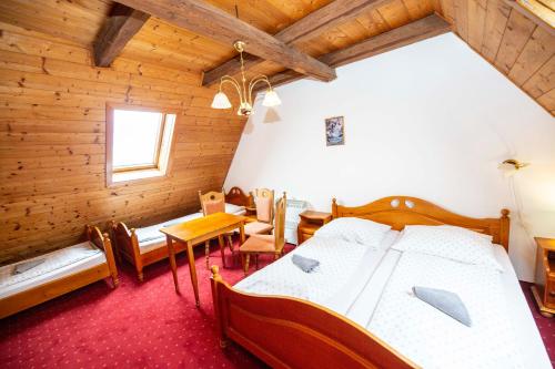 1 queen bed, 2 twin beds