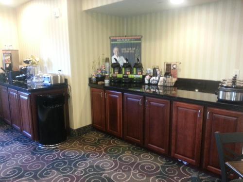 Cobblestone Inn & Suites - Bloomfield