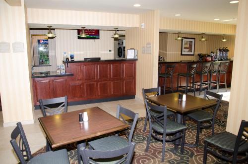 Cobblestone Inn & Suites - Bloomfield