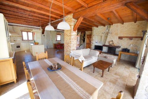  Chalikounas Villa Sleeps 8 Pool Air Con WiFi in Halikounas