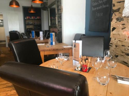 Seabreeze Restaurant With Rooms - image 11