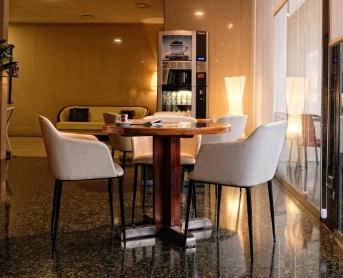 Hotel Reconquista - image 5