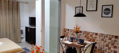 AZURE Urban Resort Residences 1BR Condo with huge wavepool & man-made beach near Airport, Manila (fotografie 5)