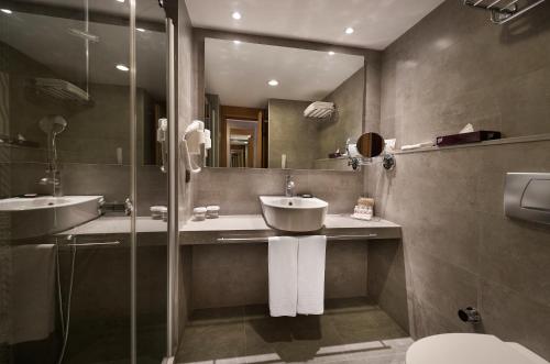 Barut Hemera Ultra All Inclusive Room Type - Deluxe Room Swim Up (2 Adult + 2 Children)
