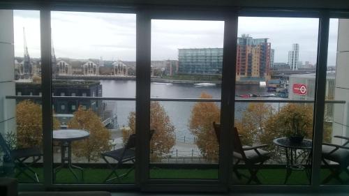 Waterfront Spectacular View - 2 Bedroom, 2 Bathroom - Excel London, , London