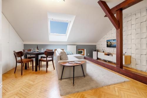 Cosy rooftop Appt near centre with a/c