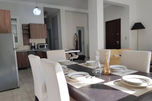 A Great Stay at a Comfortable Large Apartment, Athens