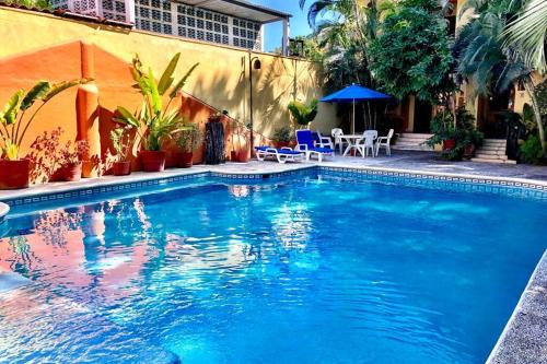 Newer & Roomy w/2 Pools. No Car Needed. Beaches, Restaurants & Shopping W/I walking distance. Taxis and buses abundant for reasonable price if needed, Zihuatanejo (foto 4)