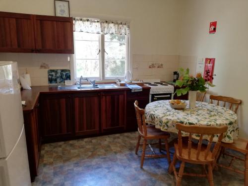 Woodlands of Balingup Bush Cottages -Flora & Fauna focused in บาลิงอัป