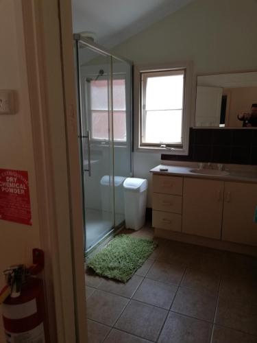 ห้องน้ำ, Woodlands of Balingup Bush Cottages -Flora & Fauna focused in บาลิงอัป