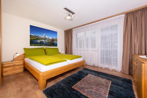 Two-Bedroom Apartment with Mountain View