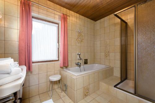 Bathroom, Zur Oma Margret in Flachauwinkl