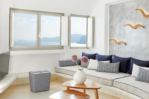 La Perla Villas and Suites - Adults Only Room Type - Senior Villa with Outdoor Plunge Pool and Caldera View