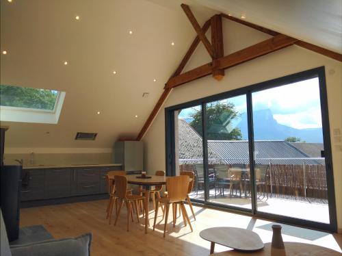 photo chambre Gîte clair, spacieux et cosy avec vue sur le massif de la Chartreuse