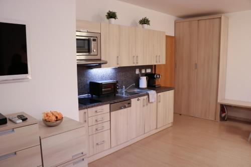 Kitchen, Apartman Resident A001 - BEZBARIEROVY Apartman idealni pro rodiny s detmi, v tesne blizkosti Anenske in Harrachov