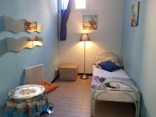 Single Room with Shared Bathroom image 3