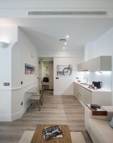 Puerta Catedral Holiday Suites - image 2