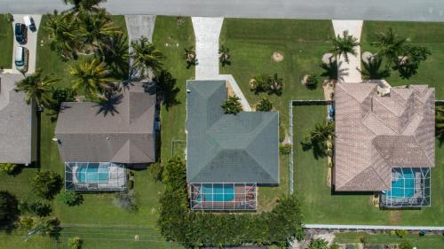 Exterior view, Luxury home, hot tub, heated pool, tiki bar - Villa Spain in Cape Coral (FL)