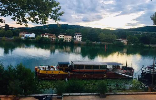 O Petit Nice in Neuville-sur-Saone