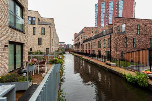 Stunning Peaceful Canal-side Home With Free Parking, , Greater Manchester