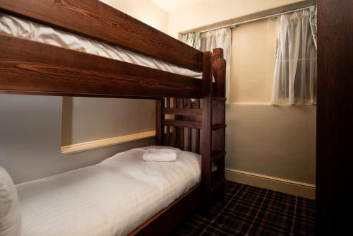1 queen bed, 2 bunk beds