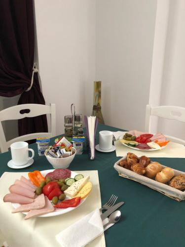 Ételek és italok, London Hotel in Faleza Nord