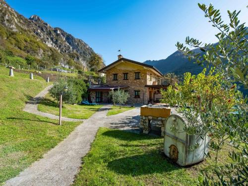 Lake view Chalet in Lombardy with Swimming Pool