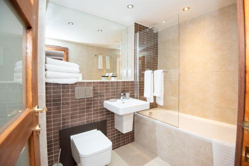 Bathroom, Le Grove Serviced Apartments in Watford