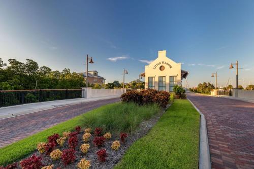 Florida at its finest! Tampa Bay hidden gem resort-style community! - image 3