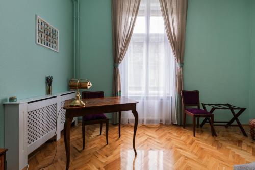 Eclectic Luxury & Spacious 2BR AC Apt in Center - image 2