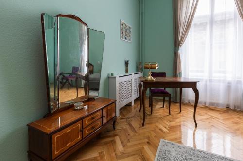 Eclectic Luxury & Spacious 2BR AC Apt in Center - main image